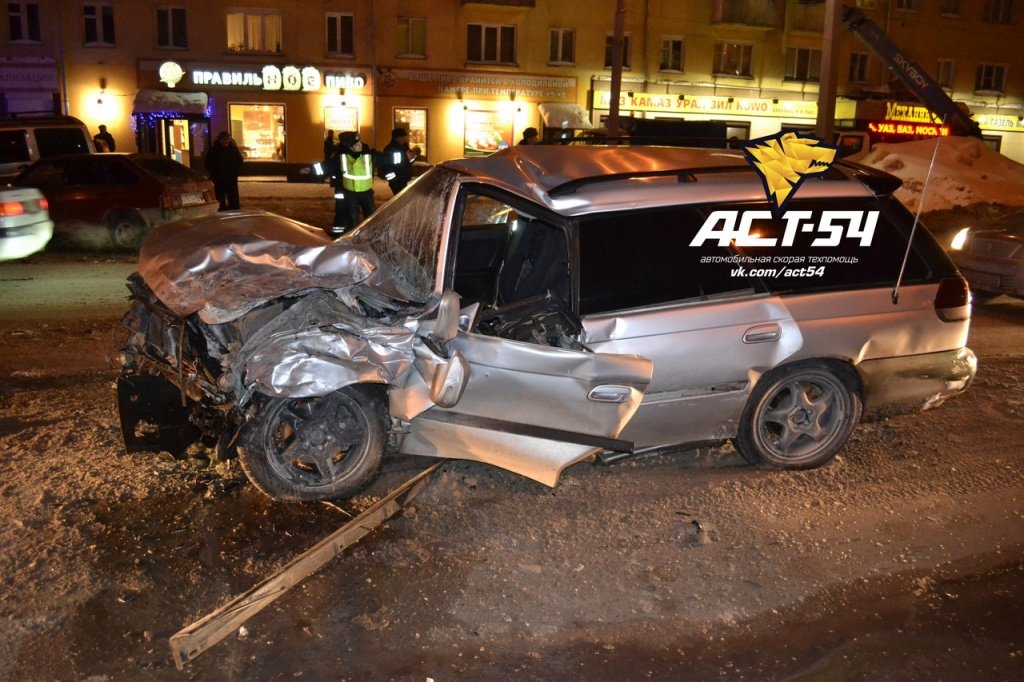 Пьяный водитель врезался в автомобиль полицейского.jpg